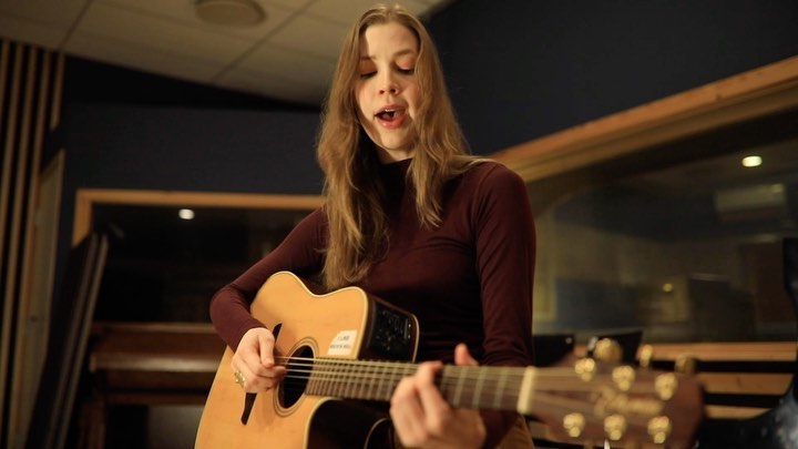 På fredag slipper Sofia Aarvik (@sofia_aarvik) sin nye singel «All That You Have Is Your Soul» med musikkvideo!
Directed and edited by Hoang Larsen (@hoanglarsen)
#teaser #promo #musicvideo #soul #pop #SofiaAarvik