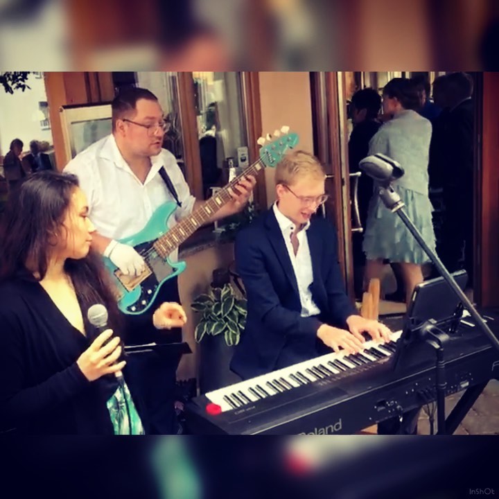 Letzten Samstag hab ich beim Sektempfang dieses Solo improvisiert.
Am Bass @stefan_funkdogg_pfeiffer
An den Percussion Michael Air Hofmann
#jazzimprovisation #jazztrio #flymetothemoon #sektempfang #jazz #pianotrio #jazzstandard