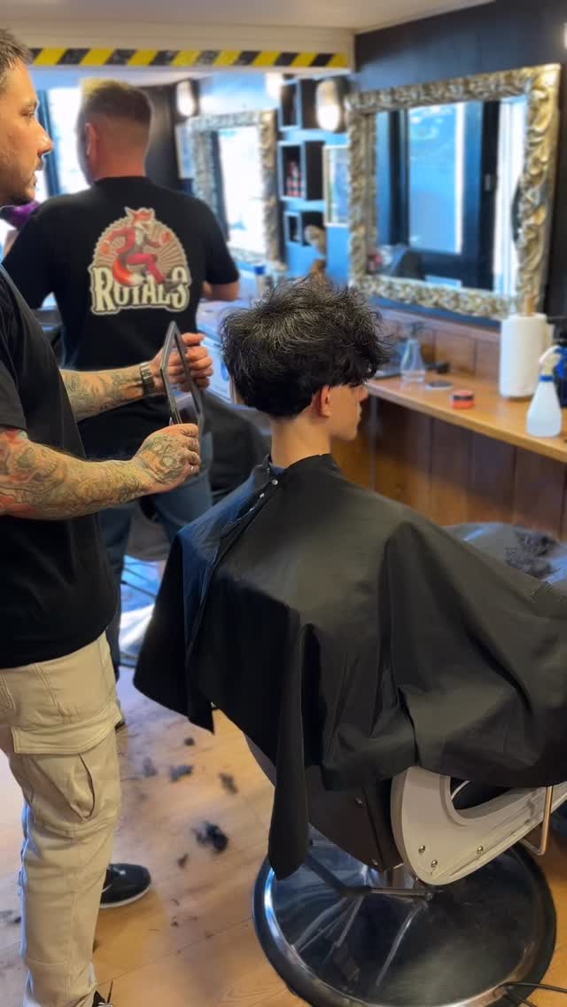 We do 2 final checks before you head out the door.
1. We always show you the back of your hair in the mirror to make sure you’re happy with the cut!
2. We then loosen the robe and finish with a razor to neaten up your neck — every detail refined for a sharp, clean look.
#royalsbarbershop #barbershoproyals #chippingnorton