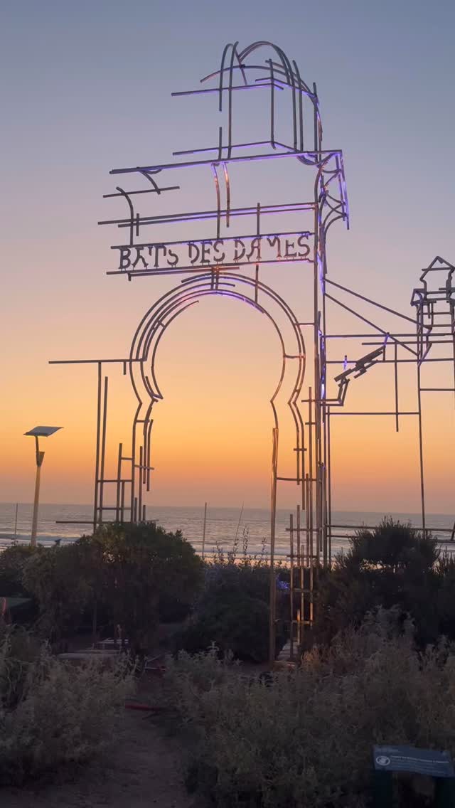 Juan Garaizabal expone dos obras Biarritz, una de ellas frente a la Grande Plage, la otra en el Hotel du Palais. Un bello recuerdo de lo que fue. Enhorabuena querido @juan_garaizabal