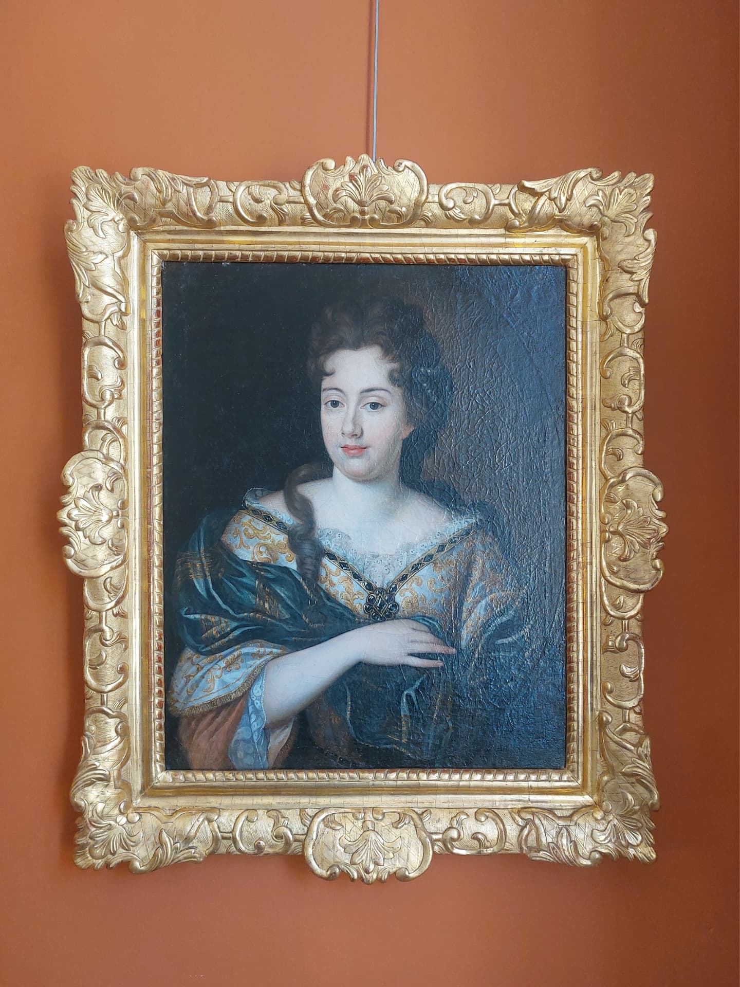Restauration achevée pour ce cadre, qui entoure le portrait délicat de la princesse de Bourbon-Condé.
Malheureusement, lors d’un transport, le cadre a été endommagé : caisse trop étroite, aucune protection, ce qui a causé des soulèvements et des cassures sur les ornements.
Après un long travail de consolidation, repose des éléments, reconstitution des volumes manquants et retouches de dorure, il a retrouvé toute sa prestance.
Merci à ceux qui m’ont confié cette belle mission !
#restauration #cadredoré #dorure #patrimoine #cadreancien #restaurationcadre #métiersdart #princessedebourbonconde #conservationrestauration @conversationconservation