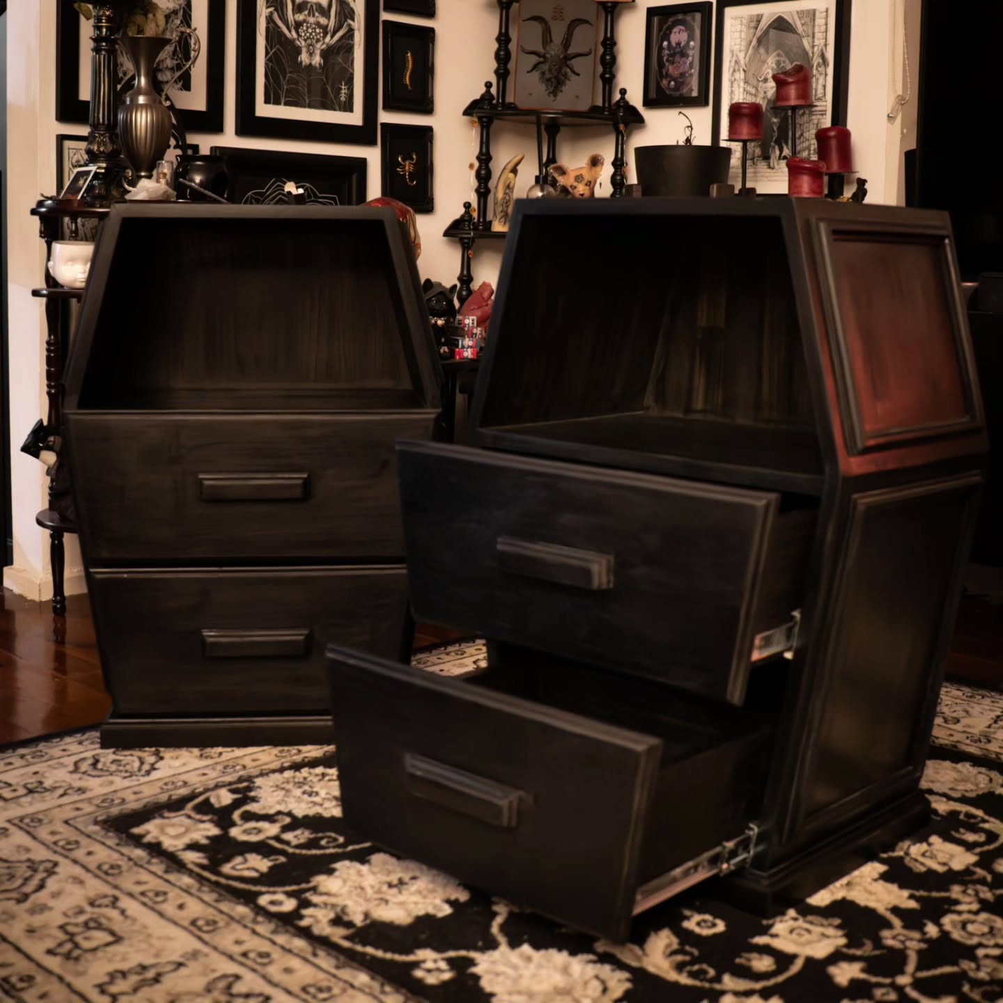 Made these coffin shaped bedside tables for @freckles.creations13 thank you for your trust and rad ideas!
Custom made handles and i also matched the inner draw angle to match the outer side angle for maximum space!
📷: @blackwidowmetal