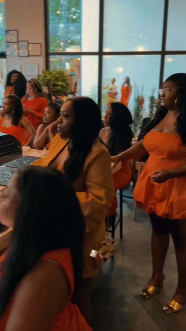 Day 1 at @marketingandmimosas_ did not disappoint ✨ Met so many incredible bosses last night and made connections that already feel priceless. If we didn’t get a chance to meet yesterday, Day 2 is in full effect! The vibes were amazing, and I’m excited for the rest of the weekend. This year, I’m moving with intention! every room I step into, every hand I shake, is about building the brand and future I see for myself. If you see me, pull me for a chat! @jaylingraphics did an amazing job getting us all in the room! Your story matters to me just as much as mine 🥂