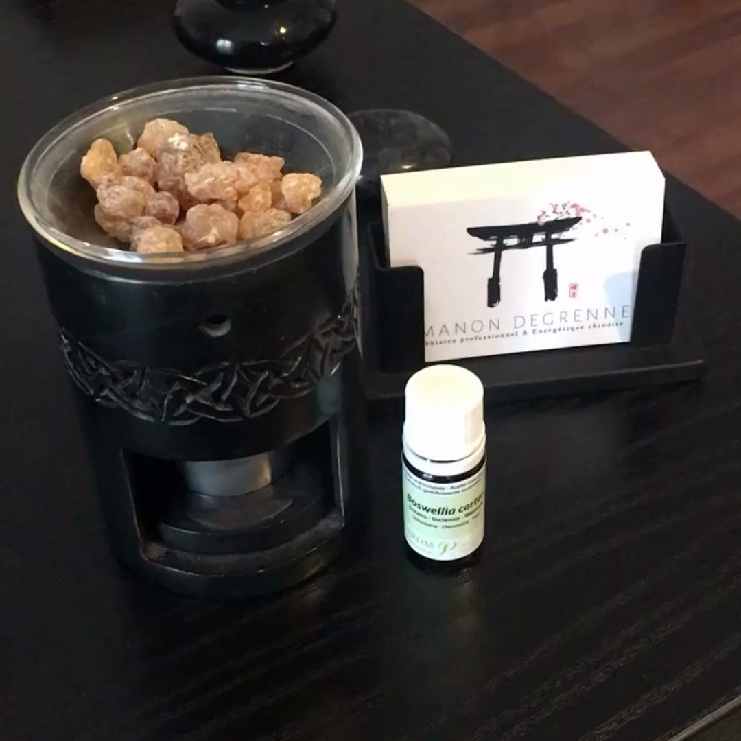 "Je regarde le monde sans jugement ni émotion car je suis entré dans l'acceptation" Jutta LENZE
🩹 Je vous présente une de mes nombreuses chouchoutes, une huile sacrée, que je conseille à tous mes clients qui ont vécu des évènements douloureux avec une cicatrice émotionnelle toujours grande ouverte et qu'ils n'arrivent pas à refermer.
🏜 C'est l'encens (boswellia carterii), cet arbre pousse dans des déserts brulants. On obtient son essence en distillant sa résine blanche ou jaune obtenue par l'incision de l'écorce (cette info est importante à retenir pour la suite).
📖 Les anciennes civilisations voyaient le boswellia comme sacré et il était vénéré. On retrouve son nom dans la Bible (Jésus reçu comme cadeau la myrrhe, l'or et l'encens), les égyptiens l'utilisaient en fumigation pour purifier l'air et l'esprit humain.
😭 Comme l’arbre qui utilise sa résine pour cicatriser, son HE en fera de même pour les personnes qui parlent du passé avec les larmes qui montent et qui partent en sanglots. L’encens aidera à se libérer des vécus qui pèsent lourds et empêchent de s’épanouir.
J’insiste qu’il n’est pas question de pardonner, d’oublier ou de transformer ce traumatisme mais bien de cicatriser et de ne plus subir son poids.
☀️ Sa couleur blanche et jaune symbole de lumière, de purification, du soleil et de la chaleur (son biotope le confirme aussi) amènera une ouverture à l’éveil de soi et à l'acceptation de la vie t’elle qu'elle est en acceptant l’épreuve et ainsi continuer son chemin. N’est-ce pas Jésus qui a transcendé l'épreuve en traversant le désert ?
Merci de m'avoir lu ⛩
http://keiko-shiatsu.com
#keikoshiatsu #shiatsulyon #bienetrelyon #doinlyon #aromatherapielyon #massagelyon #santenaturelle #huileessentielles #energetiquechinoise #medecinechinoise #acupression #developpementpersonnel #sérénité #psychologiepositive #moonclublyon #formationaromatherapie #holistique #soinénergétiquelyon #santementale