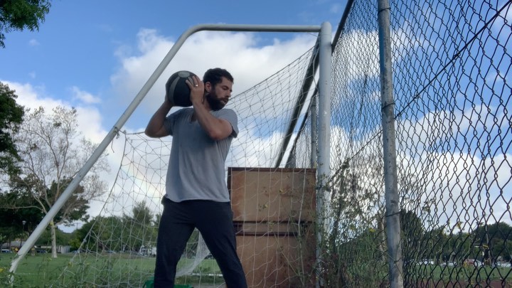 The figure 8 med ball toss is a great way to train rotational movement. Specially, this movement emphasizes the transition between the frontal (lateral) and transverse (rotational) planes, as is key for golf, pitching, and hitting a baseball. If you want to develop power, keep the reps low, the rest high, and stop your set when the velocity of the ball decreases (or ideally, the rep before that happens). For general fitness and conditioning, you can put this movement into a circuit, minimize rest, and do higher reps.
#power #medicineball #golftraining #baseballtraining #rotationalpower #strengthtraining #strengthandconditioning #outdoorworkout #functionaltraining #fitness