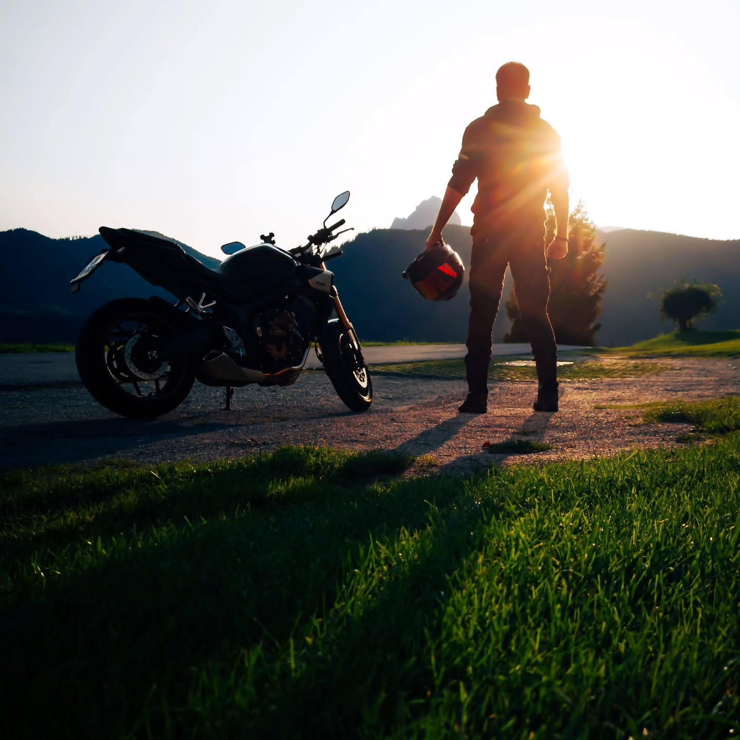 Sometimes the best rides are the ones, were it's just you, your bike and the road.
#hondabikes #cb650r #dawn #sun #summer #lonewolf #mission #man #motorbike #motorcyclephotography