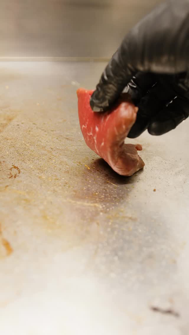 🍔✨ Entdecke unseren neuen Monatsburger! Zart-rosa gebratene Rindersteakstreifen, erfrischende Joghurtsauce und knackiges Ciabatta-Brötchen! 😋🥖🥩 Komm vorbei und gönn dir diesen Genuss! ❤️#Monatsburger #SteakLover #Joghurtsauce #Burgerliebe #NewYorkCafe #Reinach #basel