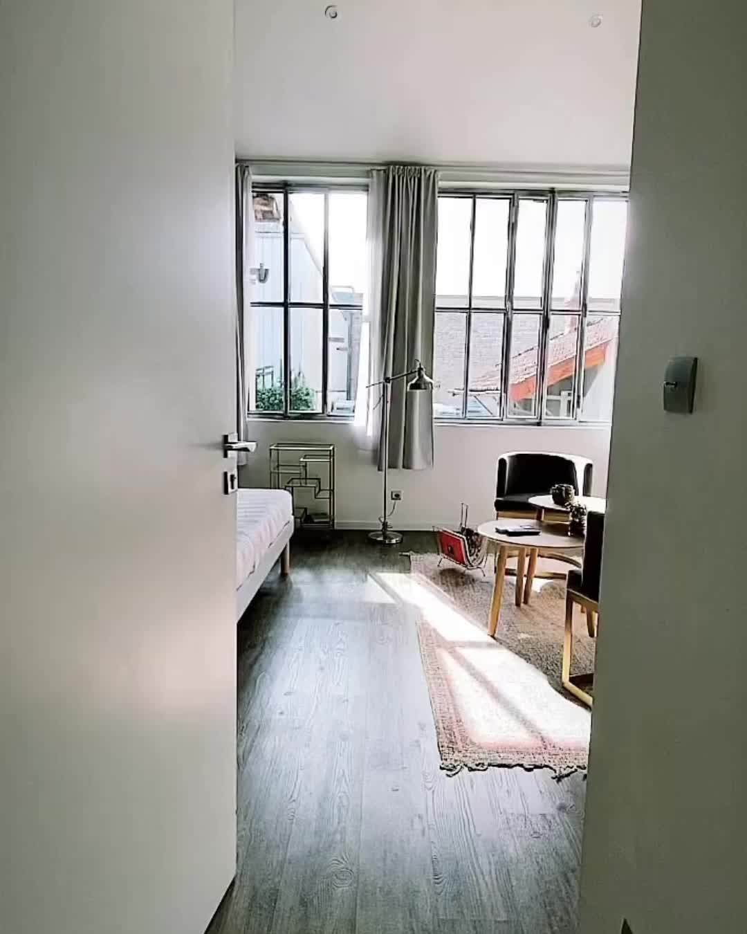 Votre hiver 2022 sera un hiver calme, cosy, réconfortant à l’Imprimerie…
En janvier et février, nous vous offrons 10% de réduction sur vos réservations.
Venez admirer le vignoble dans la lumière mystérieuse du soleil d’hiver ou peut-être l’admirer sous un manteau blanc. Laissez vous charmer par les façades lumineuses des bâtiments historiques de la vieille ville, venez vous délecter avec les produits locaux des artisans du marché de samedi matin, profiter des bonnes tables et des bon vins…Surtout soyez sûrs qu’à l’Imprimerie nous aurons à coeur d’être votre refuge de bien-être.
#hiverenbourgogne #limprimeriebeaune #onelifefamily #winlovers #winter #winterinburgundy #weekendabeaune
#lhiveralimprimerie #chambredhotesenbourgogne