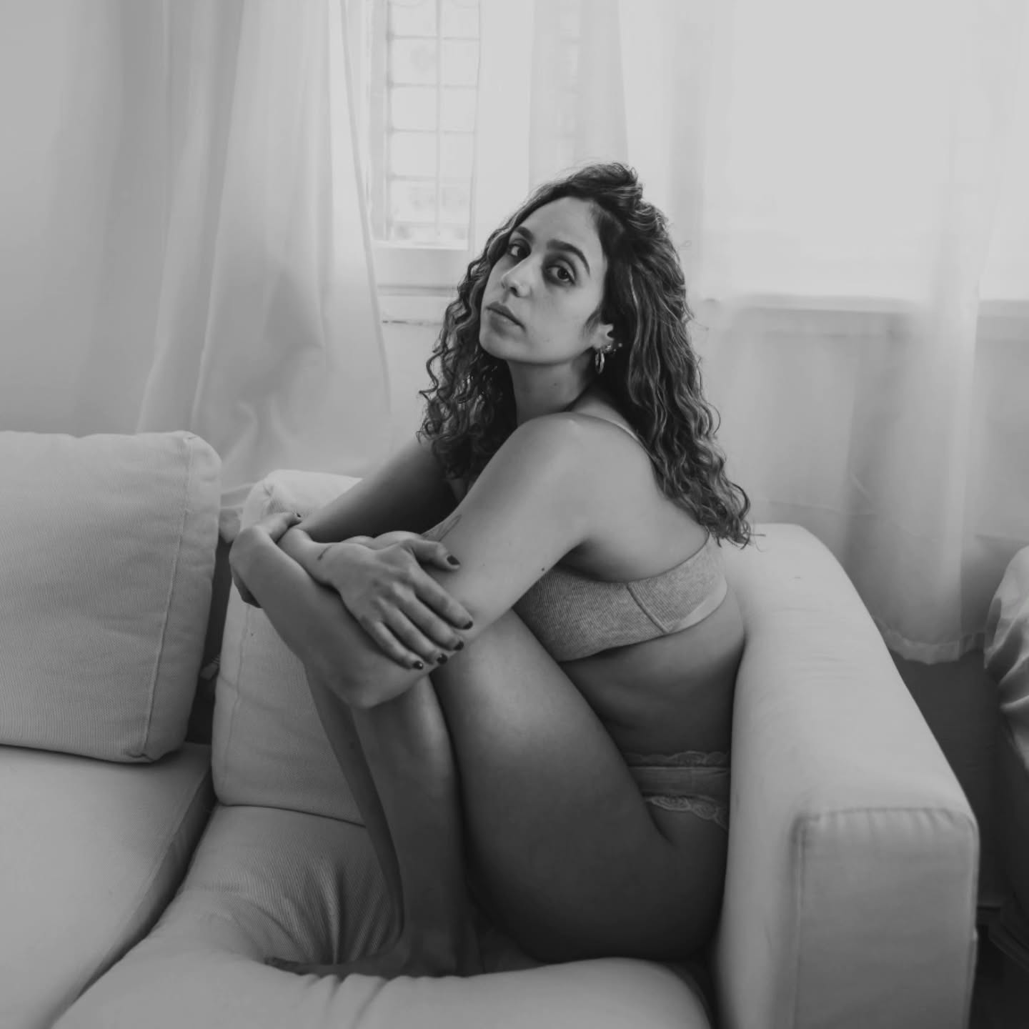 משתפת את המילים היפות של דניאל שהעלתה את הפוסט אתמול בט"ו באב:
ט״ו באב שמח ❤️
במרץ 24 איילה צילמה אותי.
הפעם הצלמת היא לא אני,נקודת מבט של מישהי אחרת. כאחת שמצלמת את עצמה הרבה ולא חוששת מהמצלמה, את הסשן עם איילה לקח לי זמן להוציא לאוויר.
היום אני מודה לעצמי.
תודה שאני אוהבת את הגוף שלי, תודה שאני אוהבת אותי. תודה שאני מקבלת את הגוף שלי, תודה שאני מקבלת אותי.
תודה שכל יום אני צועדת עוד צעד קדימה, עוד צעד של קבלה, עוד צעד של עוצמה. עוצמה פנימית. עוצמה שמביאה אותי למודעות וקבלה למה ולמי שאני ראויה.
תודה שאני מנהלת עם עצמי שיח, תודה שאני דואגת לעצמי, תודה שאני מנסה כל פעם מחדש, תודה שאני אוהבת.
אוהבת אותי.
תודה לאיילה שצילמה ברגישות ואהבה ❤️
ולי יש לומר תודה לדניאל ולכל אחת שלומדת לאהוב ולקבל את עצמה יום יום, ומאפשרת לי להראות לה אותה דרך העיניים שלי, וככה גם ללמוד על עצמי, לקבל את עצמי ולאהוב את עצמי יותר♥️
..
.
.
.
.
#ayalabarak_photography #all_israel
#צילומיםבביתהלקוח #צילומינשים #נשים #נשיות #אישה #צילומיםבאורטבעי
#eyemamaproject #portaitpage #unraveledacademy #mamaandthestars
#pictime_us #lizcouponi_ii