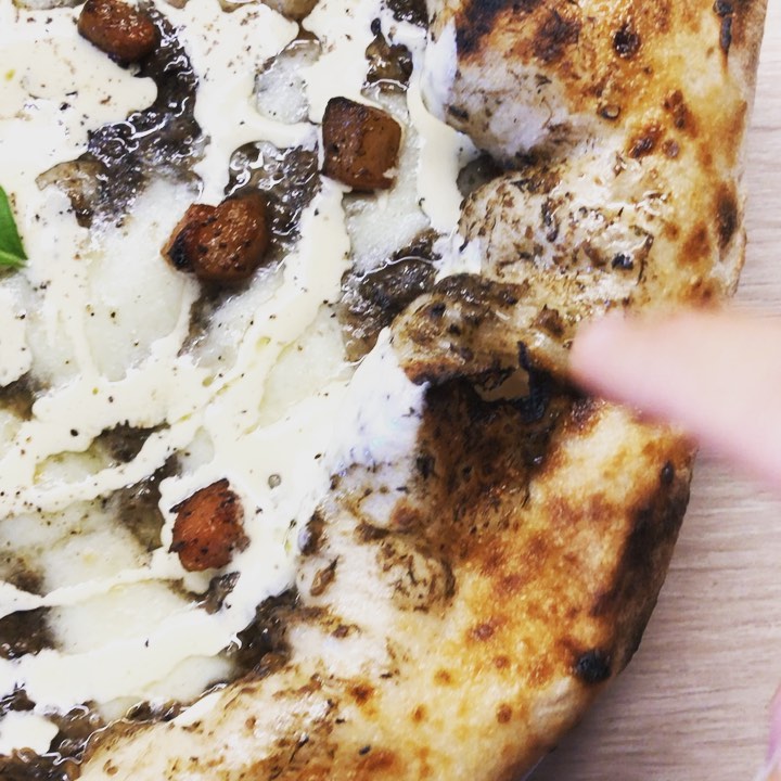 Who likes #truffle?
Sound on for this truffle #carbonara 😍
An explosion of flavors given by a summer truffle sauce, yolk cream with pecorino cheese, fresh pepper, buffalo mozzarella and crunchy #guanciale (remember, guanciale is not bacon ☺️)
Enjoy the fluffiness at @franzpizzalux