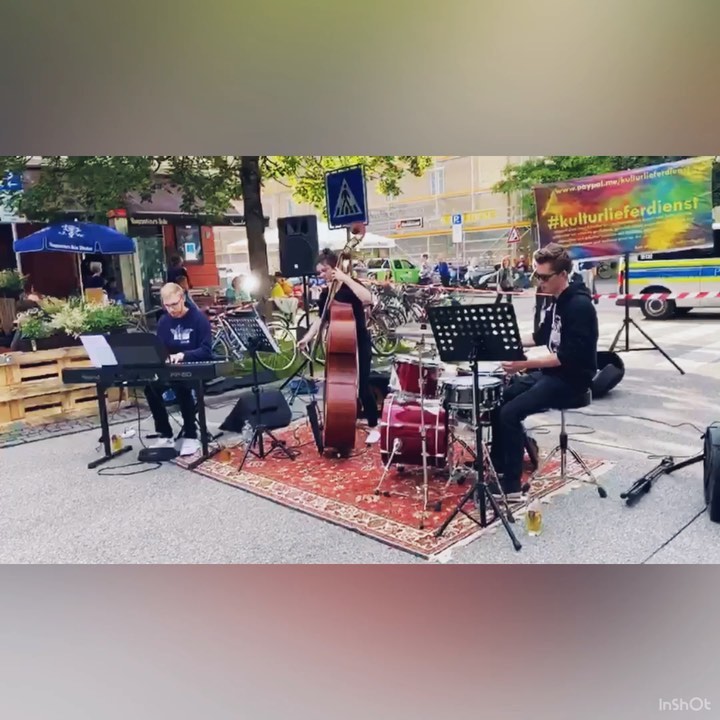 Die Uraufführung meiner emotionalen Komposition ALMOST LOST gespielt mit Game @benkopfnagel diesen Sommer beim Kulturlieferdienst in München
#composition #rolandpiano #pianotrio #emotions #throwback #streetconcert #sephiron #merche #mymusic #wantitback