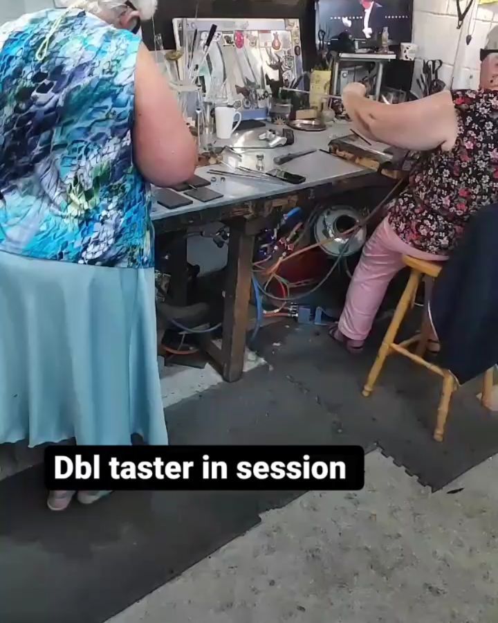 Today was a great double taster session. Linda was treating her friend Sharon from Canada to an experience with a difference. They both went away with pendants they made as momentous of their shared day. Fancy having a go with one of your friends ? ....Go to my site link in bio if u wanna book. Have a gud one & stay safe 💚🔥 #brightonglass #glassblowing #lampworking #glassofig #glass #glassart Brighton glass #bestofglass #newmakers #thingstodoinbrighton brightonglassblowing glassblowingintheuk