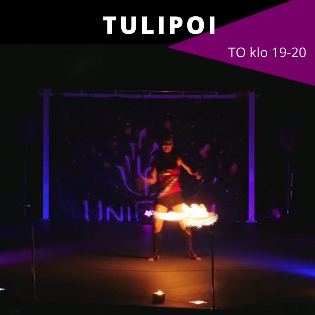 Torstaisin 3.2- 26.5.5.2022
klo 19-20
Ei tuntia hiihtolomalla 28.2. –6.3.2022
Poin pyöritys on tulinen, näyttävä ja hypnotisoiva harrastus! Lisäksi se on myös loistava tapa liikkua, parantaa koordinaatiokykyä, keskittymistä, tasapainoa sekä pitää hauskaa. Poi on alun perin lähtöisin Maorien rituaalitansseista, mutta se tunnetaan nykypäivänä suosittuna flow-taide välineenä. Poita löytyykin monenlaisessa muodossa, joista kenties tunnetuimpana se on tuliesiintymisessä, jossa esiintyjä pyörittää käsissään kahta ketjua, joiden toisissa päissä on palava tuli.
Poin pyörityksessä välinetekniikka sidotaan erilaisiksi sarjoiksi ja yhdistetään omaan persoonalliseen liikekieleen, joka muodostaa pyörittäjän oman liikevirtauksen eli Flow'n. Tyylejä onkin siis yhtä monta kuin pyörittäjiäkin.
KURSSISISÄLTÖ
Tulipoikurssilla keskitytään harjoitteisiin, temppuihin sekä temppusarjoihin, jotka soveltuvat etenkin tulipoille.
Kurssiopetus järjestetään sisällä ja harjoituksissa käytetään harjoituspoita (ilman tulta).
Kevätkauden aikana kurssiin sisältyvät myös kaksi tulikokeilua, joiden päivämäärät sovitaan yhdessä tunnilla. Saat erillisen ohjeistuksen tulikokeilua varten.
TASO
Alkeet-alkeisjatko. Kurssin vaikeustaso määräytyy osallistujien tason mukaan. Kurssin aikana koostamme erilaisia tulipoi-comboja ja etenemme ryhmän tason mukaisesti. Harjoitteista löytyy sekä helpompia että haastavampia versioita, joten voit tulla mukaan vaikka poi välineenä olisikin sinulle suht uusi tuttavuus.
OHJAAJA
Kurssiohjaajana toimii ammattitulitaiteilija Katra Solopuro, jolla on yli 15 vuoden kokemus tulenkäsittelystä sekä esiintymisestä kansainvälisillä lavoilla. Ohjaaja on vakuutettu ja omaa voimassa olevan tulityökortin.
HINTA
190 € (sis.alv 10%)
Kausi on mahdollista maksaa kahdessa erässä laskulla tai yhdessä erässä verkkomaksuna ennakkoon.
ILMOITTAUDU
www.luminastudio.fi/kevät2022