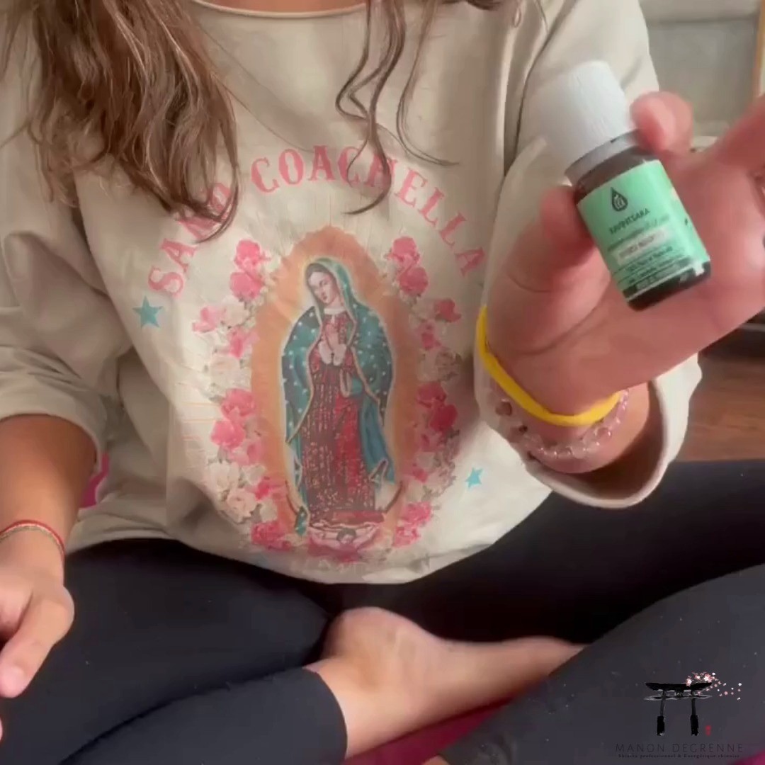 🥶 Les matinées se rafraichissent, les petits rhumes vont commencer à apparaitre alors armons nous comme il faut pour éviter de rentrer dans la spirale infernale des petites maladies d’hiver.
🧐 L’huile essentielle de Ravintsara est l’huile par excellence pour booster votre système immunitaire ! De plus elle est extrêmement bien tolérée par notre corps et par la peau avec comme seule contre-indication les asthmatiques en crise, car elle peut faire tousser.
🦶 Pour une utilisation préventive appliquer une goutte pure le soir sous chaque pied en respectant la fenêtre thérapeutique qui consiste à utiliser l’huile pendant 20 jours et arrêter pendant 7 jours et reprendre comme précédemment.
✌️ L’application sous le pied va permettre à l’huile de passer par le système lymphatique et ainsi stimuler tous les ganglions de l’organisme, de plus elle va capter l’excès d’oxygène dans le sang et faciliter ainsi l’endormissement.
http://keiko-shiatsu.com ⛩
#keikoshiatsu #shiatsulyon #bienetrelyon #doinlyon #aromatherapielyon #massagelyon #santenaturelle #huileessentielles #energetiquechinoise #medecinechinoise #acupression #developpementpersonnel #sérénité #psychologiepositive #moonclublyon #formationaromatherapie #holistique #soinénergétiquelyon #santemental