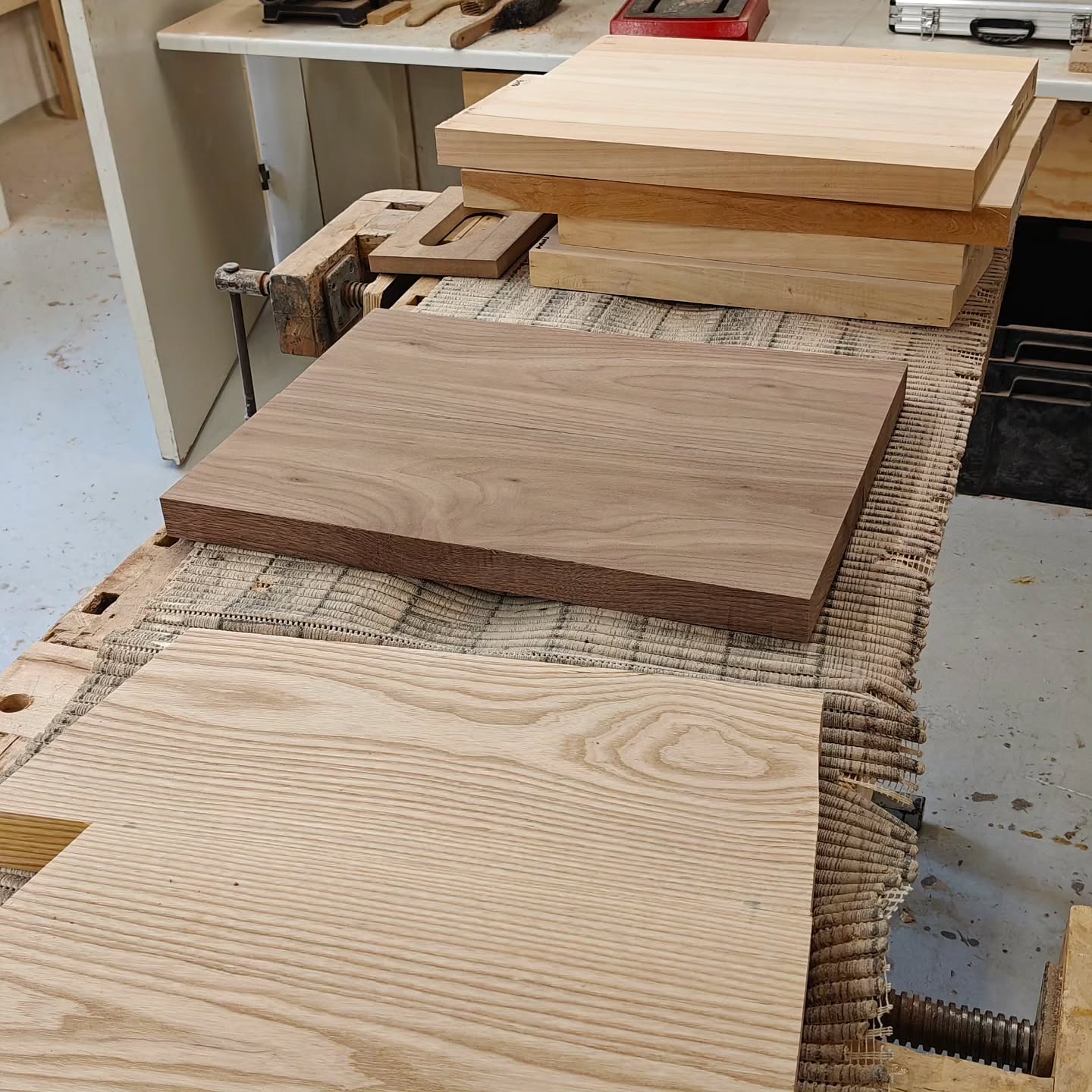 2025 Batch is underway properly.
This batch consists of two wild custom orders and 4 Daedalus models with the same spec (but different colors).
The Ash bodied order will start taking priority once all the batch processes are done, as it makes far more sense to just do all of them at once. But after September, it'll be back to everything else.
The aim to have the four Daedalus models on display at @finlandtonefest 2026. If you want to know more, or reserve one for yourself, get in touch!
As for build orders, currently my 2026 is booked. And won't be opening 2027 build slots quite yet, but you are free to send me a message regarding builds or spec'ing one out for you🤘🏼
#ipguitars #guitarbuilding #luthier #woodworking