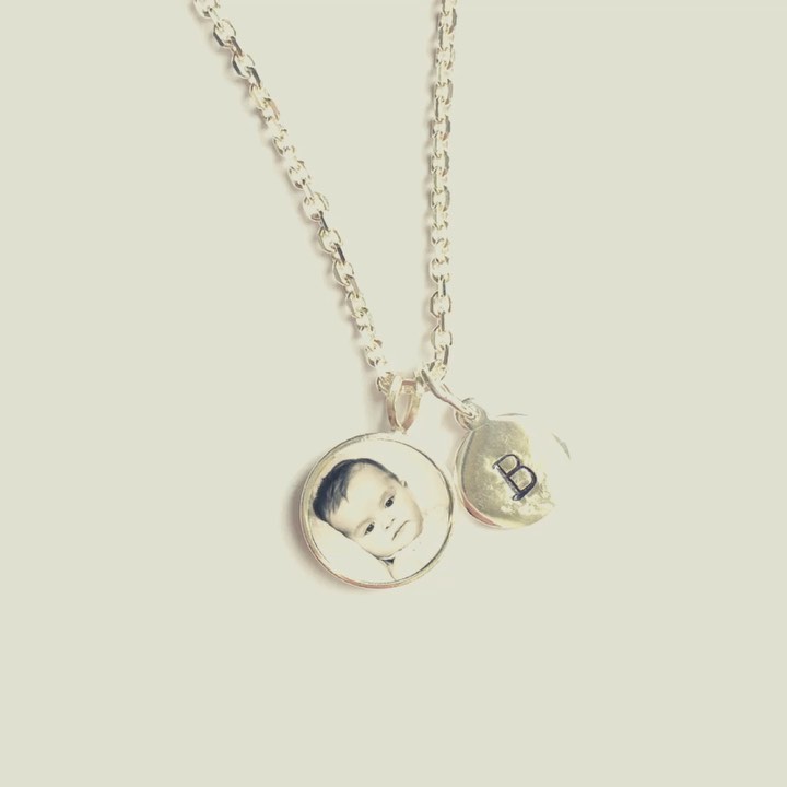 Do you know that Mother’s Day is coming up next! How will you celebrate your mum? Wouldn’t she love a photo of YOU?Follow the link in bio to get £5 off your first order👍
.
.
.
#personalisedgiftidea
#photojewellery
#oneofakind
#ideasformum
#howcanicelebratemum
#photogem
#bespokegiftidea
