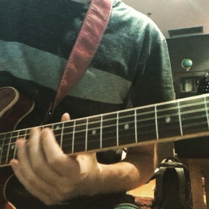 The best thing to relax at the end of the day is to lay down some jazzy lines #guitar #guitarist #jazz #blues #pickupjazz #guitarmylife #guitarinstagram #guitarplayerbr #guitarsarebetter #gibson #es339