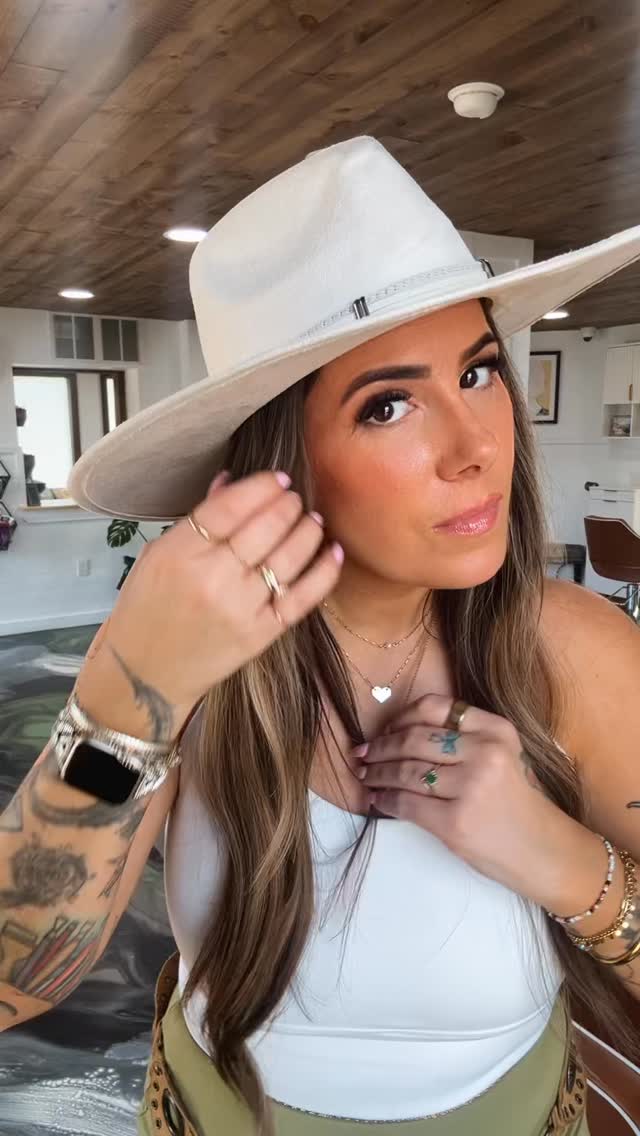 Sometimes the space around you needs more then just offering a good coffee, a comfy chair…
#haireducator #handtiedextensions #blondespecialist #extensionspeacialist #coloraddict #tattoos #salonowner #boothrentalsalon