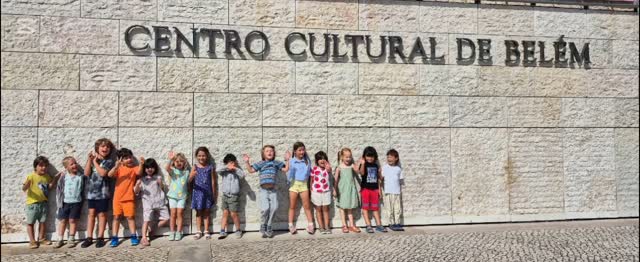 A *ARTE* tem de fazer parte da vida das crianças.
E o Centro Cultural de Belém responde muito bem a esse propósito.
Escolhemos uma das propostas deste Centro Cultural para crianças desta idade e tivemos a sorte de termos como guia uma pessoa excepcional: a Teodora!
Exposições deste género têm de ter á frente dinamizadores competentes e que consigam, com pouco e de uma forma simples, despertar nos miúdos o interesse por ali estar apreciando cada pormenor.
Afinal de contas íamos falar de pontos, que ligados formam traços, que dão origem a diferentes figuras geométricas (formas), que podem resultar em desenhos curvos ou rectos, simétricos ou assimétricos, com volume (3 dimensões / esculturas) ou sem ele (pinturas) recheadas de cores diversas e histórias curiosas.
Tudo começou com um ponto que tinha olhos e, a partir daí, "viajámos" pelas obras ali expostas com os nossos olhos, mãos, pés e corpo.
Magnífico!
Esta não era uma tarefa fácil e por isso deixámos um elogio no livro que existia para o efeito.
A Teodora não é portuguesa (mas fala muito bem português) e é uma mulher com uma sensibilidade e criatividade fora de série.
Obrigada Teodora.
Obrigada por lhes teres mostrado a beleza das diferentes formas de Arte!❤️
Ir a um museu, um Centro Cultural, uma galeria de Arte não pode ser aborrecido! Simplesmente não pode!
É tão importante que as crianças "se sintam em casa" e sejam recebidas com amor e criatividade nestes locais em Portugal! Obrigada Teodora!
Saimos com um sorriso e muitas ideias na cabeça!
Aprendizagens para a vida!
Ob