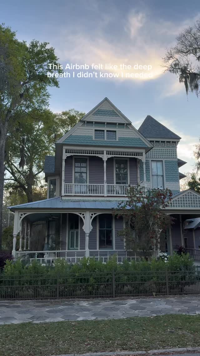Salt air in the morning, ocean sunsets at night — just 13 minutes to St. Simons and Jekyll Island, in a historic Victorian home that sleeps 15 🌊✨
#stsimons #airbnb #brunswickga #stsimonsisland #jekyllisland #stsimonsairbnb #brunswickairbnb