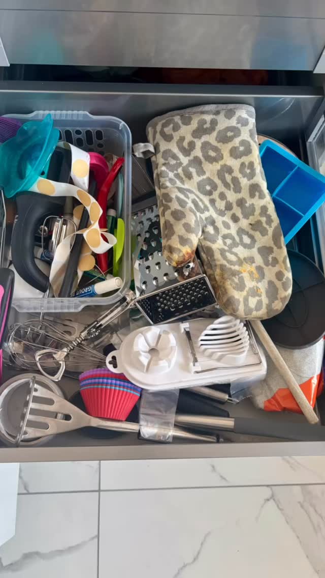 Having a system within your kitchen, not only helps eliminate food waste, its also helps streamline cooking….which doesn’t only make things easier, but also saves you time 🖤
#thesecretorganiser
#organising
#organizing
#organiser#organizer
#decluttering
#southsea
#portsmouth
#southcoast
#zoning
#declutter
#organisering
#maximiseyourspace
#professionalorganiser
#professionalorganizer
#professionaldeclutterer
#mariekondo
#sortyourlifeout
#getorganised
#thehomeedit
#organisinggoals
#organisingtips
#homesddinspo
#containers
#supportlocal
#beforeandafter
#hampshire
#southcoast
Like and follow ➡️ @the_secret_organiser for more before and afters 🖤