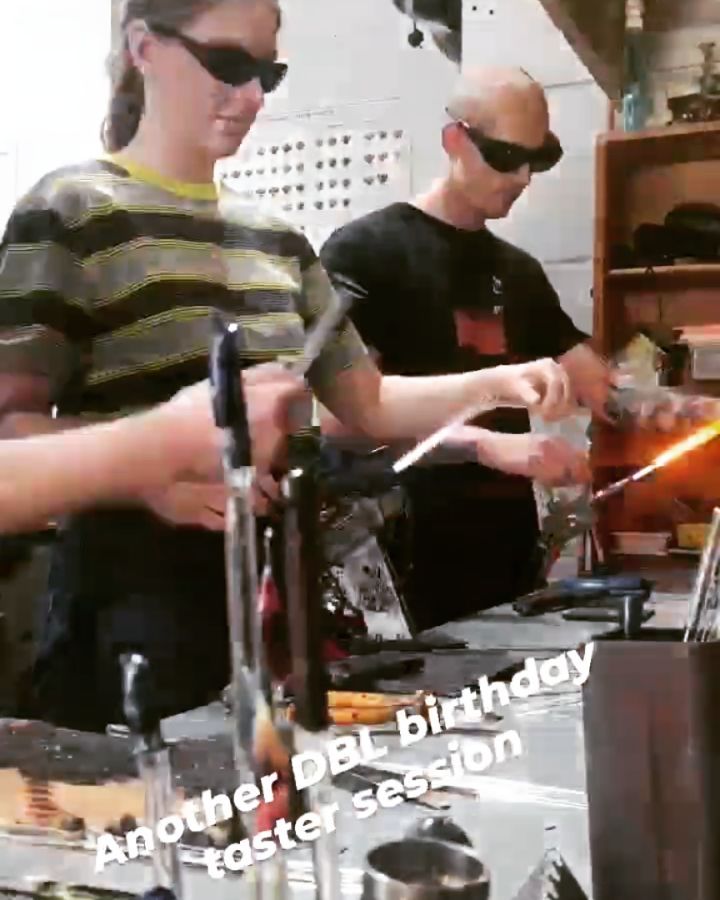 Fancy a go? ....another lovely couple celebrating her bday making pendants together. Go to my site if u wanna book. Have a gud one & stay safe 💚🔥 #brightonglass #glassblowing #lampworking #glassofig #glass #glassart Brighton glass #bestofglass #newmakers #thingstodoinbrighton brightonglassblowing
