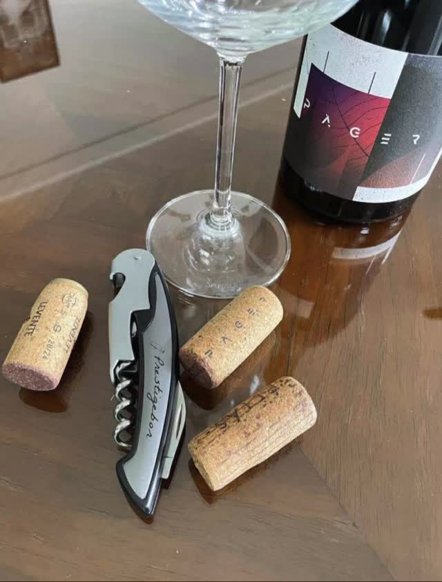 Kávézó & borszaküzletünkben most minden 10 000 Ft feletti vásárlás mellé ajándék prémium dugóhúzót adunk.
Mert a jó bor – és a jó kávé – megérdemli a stílusos nyitányt.