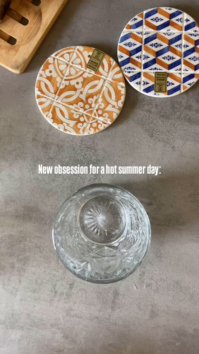 ☕️
1 part instant coffee
1 part sugar >> blend
iced cubes
your choice of milk