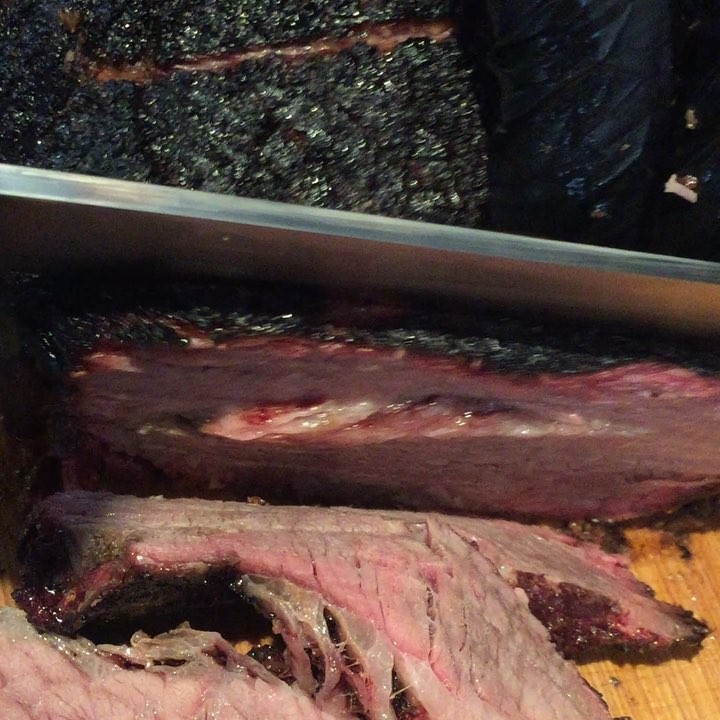 It’s juicy brisket time! 👊🏼😁🔥 #brisket #smokebbq #brisketlife #texasbbq #texasbrisket #hungry #smokeymeats #pitmaster #theurbangriller #texasbbq