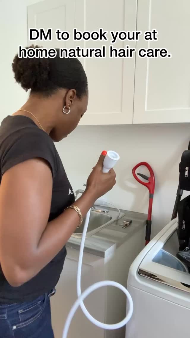 Setting up for my client’s hair service in the comfort of her home. Whether it’s for a treatment, styling, deep conditioning or cutting I love creating moments that make you feel beautiful, confident and relaxed all that without leaving your home.
Dm for your next appointment.
.
.
#frizé_frizé #frize_frize #Parabenfree #Crueltyfree #ottawacurlyhair #ottawamobilehairservice #Canadianmade #coilyhair #Curlyhair #Naturalhairproducts #Naturalhairproblems #Nontoxic #Crueltyfreebeauty #Texturedhair