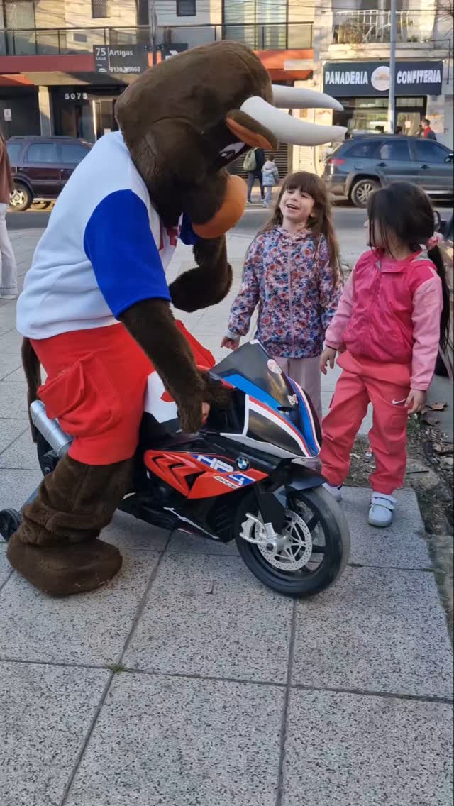 🚨😂 ¡Drama en la Plaza Roca! Thorus de Delivery Fun se puso firme y no quiere prestar la moto 🏍️💨 a estas pequeñas… ¿Lograrán convencerlo? 🤔👧👧
📍@saboresdeballester
#DeliveryFun #Thorus #PlazaRoca #MomentosDivertidos #NoSePrestaLaMoto