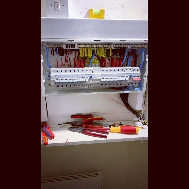 Recent consumer unit upgrade 🔄 RCD protection provided to all circuits now.
.
.
.
.
.
.
.
.
.
.
.
#TT #Electrical #TTElectrical #Electrician #London #Local #Friendly #Design #consumerunit #upgrade #hager #hagergang @hager_uk