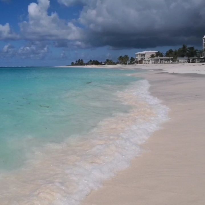 ¡Terminamos la produ de St. Maarten! Que mejor que escaparse a Anguilla a celebrar #anguilla #roadtrip #playita #vacation #caribbeanadventure #caribbean #dji #mavicair