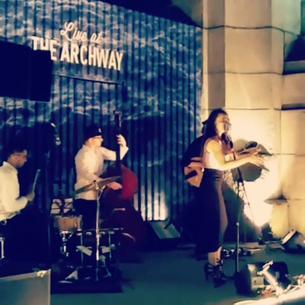 Thanks to @majorscoob for capturing this snippet of our gig last Thursday! It was a fantastic show!!! With the fantastic four! @nathan__eb @stephankondert
@curtisjsocial @carabelled #sevennationarmy #whitestripes #bellatonic #jazzmeetspop #brooklyn
@Regrann from @majorscoob - #SpectacularShow #DopeVoice #GreatBand #BellaTonic #LiveAtTheArchway #Dumbo #LaVida #LokoLo #Major