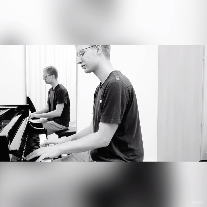 Diesen Donnerstag den 29.07. um 19:30 Uhr spiele ich mit meinen Trio @meschbeats im @jazzclubregensburg
Wir spielen unter anderem diese Komposition von mir „Bright Shadow“
Ich freu mich auf euer Kommen 😊
#pianomusic #regensburg #kultur #pianotrio #komposition #love