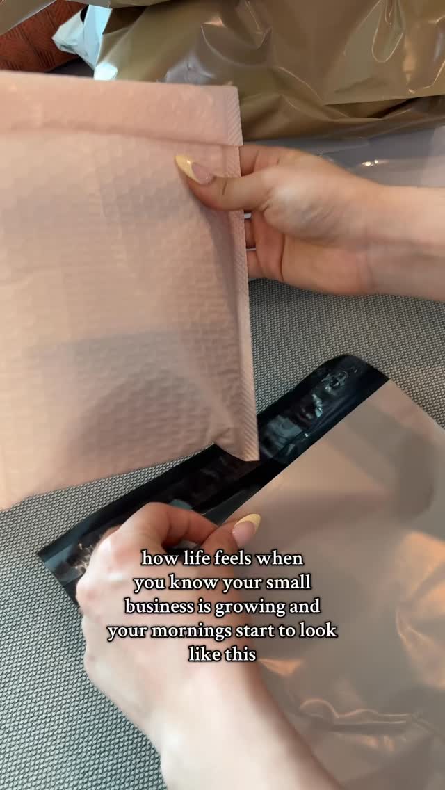 we’re so grateful for every order that comes in 💗
#roastedrocks #coffee #coffeelover #smallbusinesssupportingsmallbusiness #specialtycoffeeroaster #smallbuisness