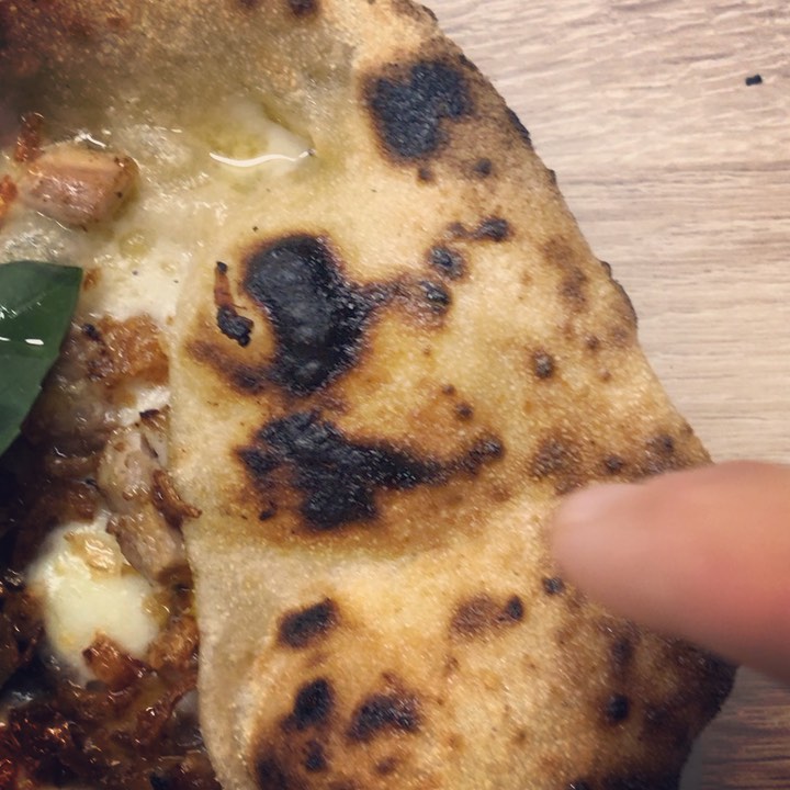 Is this the sound of Autumn?
I got inspired by Autumn season for this #pizza 🍁
The white buffalo mozzarella is the base of fried caramelized onions and rabbit ragú (slow cooked for 6h).
The colors remind me this season and the taste is just exploding in your mouth 😍
...And yes this is a pizza bianca without #cream 😂
#enjoythefluffiness