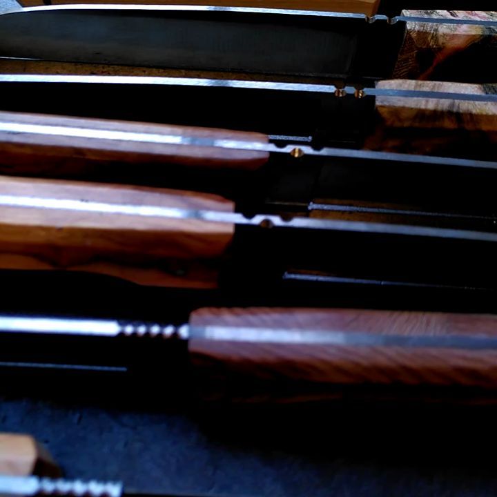 Petite série de 8 couteaux de table guillochés