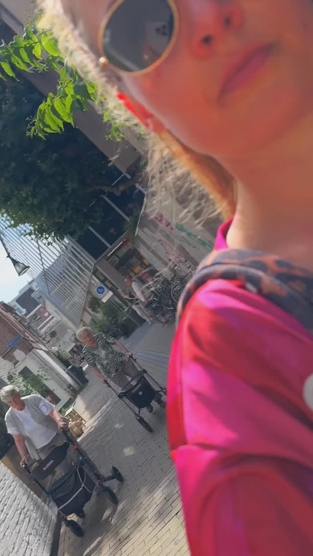 Altijd moe, snaaidrang of dipjes midden op de dag?
Je bloedsuiker kan hier een grotere rol in spelen dan je denkt en je kunt het herkennen zonder ook maar één keer te prikken.
Let eens op deze signalen:
- Energiecrashes rond 11:00 of 16:00
- Trek, zelfs op een volle maag
- Snaaidrang in de avond
- Snel geïrriteerd of emotioneel
- Behoefte aan koffie of suiker om op te starten
- Trillerig of hoofdpijn als je honger hebt
Herken jij jezelf hierin? Dan is de kans groot dat je bloedsuiker uit balans is.
En dat raakt niet alleen je energie, maar ook je hormonen, huid, cyclus én vetopslag.
Balans begint bij je bloedsuiker. Niet door minder te eten, maar door slimmer te combineren.
Begin bij je ontbijt dat zet de toon voor je hele dag.
✨ Wil jij stap voor stap werken aan stabiele bloedsuiker, meer energie en een gezondere stofwisseling?
Meld je dan vandaag nog aan voor het Bloedsuiker
Traject van 19 augustus via de link in bio 🔗
.
.
.
.
#bloedsuikerbalans #hormoonbalans #stabielebloedsuiker #gezondehormonen #energielevel #cravingsverminderen #gezondvanbinnenuit #hormonalegezondheid #darmgezondheid #vrouwengezondheid #natuurlijkegezondheid #voedingstips #cycluswijsheid #gezondevoeding #hormonencoach