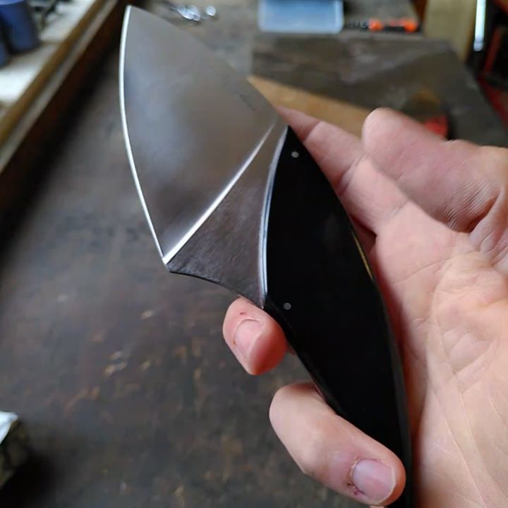 Puck lame inox 14c38, manche en Paperstone noir, liseré rouge pour rehausser le débat