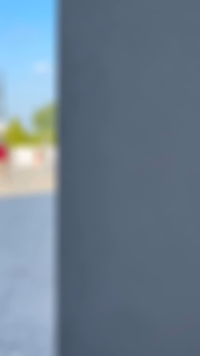 🖤 Jest! Wraca do magazynu nasza bestsellerowa shopperka z kieszeniami – w czarnej skórze z tłoczeniem, która robi wrażenie zarówno na co dzień, jak i w miejskim biegu.
Przestrzeń miejska, wygoda, styl – ten model ma to wszystko.