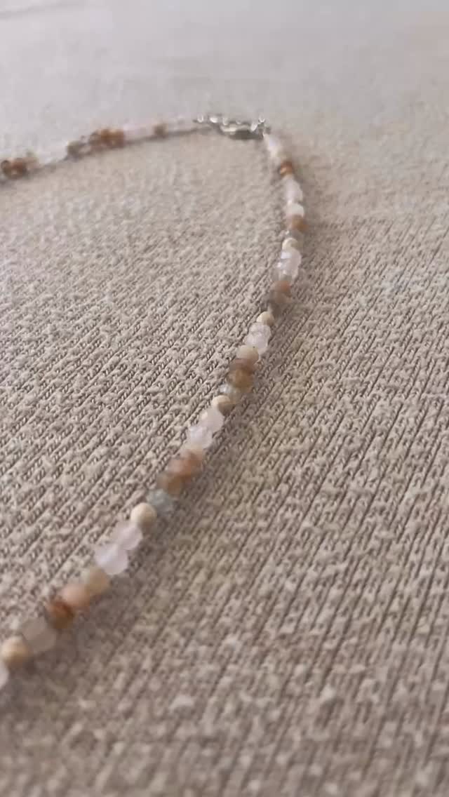 Personalisierti Halsketti mit Ahänger ✨ Mondstein, Flussquarz, Rosenquarz 💜 Wiblichkeit - Klarheit - Herzöffnig 🫶🏻 Bstell jetzt dini personalisierti Halsketti -> via Website www.malaia.ch #love #gemstone #achtsamkeit #girlsweekend #polterabend #coffeedate #necklace #jewelry #mondstein #rosenquartz #flussquarz