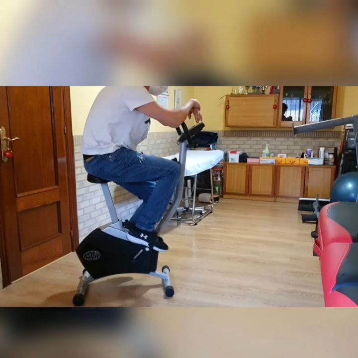 Hoy aprovechamos para enseñaros una pequeña parte del trabajo que estamos haciendo juntamente con @teekis
Se trata de una lesión del soleo (22 x 8 mm) a día 10-11-2020.
Se puso en nuestras manos el día 01-12-2020 y en tan solo 3️⃣ SESIONES hemos pasado de:
✅ Dolor al ponerse de puntillas ➡️ SIN DOLOR
✅ Incapacidad de separar el talón del suelo en descarga ➡️ Poder hacerlo restando algo de peso corporal
✅ Situación de NO SABER que hacer ➡️ TENER CLARO el proceso
En el video vemos principalmente un trabajo de fuerza enfocado al soleo y gemelos ➕ reintroducción progresiva a cargar ➕ neuromodulación
Sin embargo, lo MÁS IMPORTANTE es todo el pedazo de trabajo que esta haciendo día a día para seguir mejorando a este ritmo. Desde aquí aprovecho para FELICITARLO por ello, eres un crack @teekis ‼️
Si quieres preguntarme sobre TU SITUACIÓN PERSONAL / LESIÓN no dudes en hacerlo y descubre de qué manera PUEDO AYUDARTE.
#fisioterapia #readaptacion #recuperacion #lesiones #muscular #deporte
#padel #soleo #rotura #trabajo #dosrius #llinarsdelvalles #cardedeu #salud