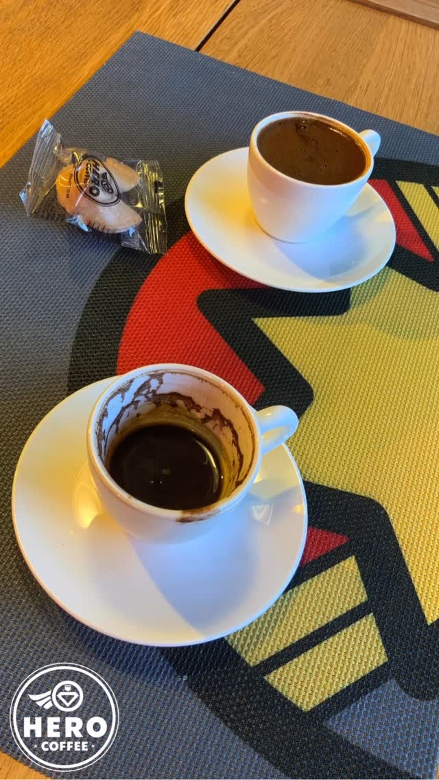 Bir fincan kahve, bin kelime… Bazen dostluk iki yudum arasında sessizliği anlamaktır. Biri konuşur, diğeri sessizce dinler. Peki siz hangisisiniz ?
#kahve
#sohbet
#dost
#arkadaş
#figürkafe
#herocofee
#kolleksiyon