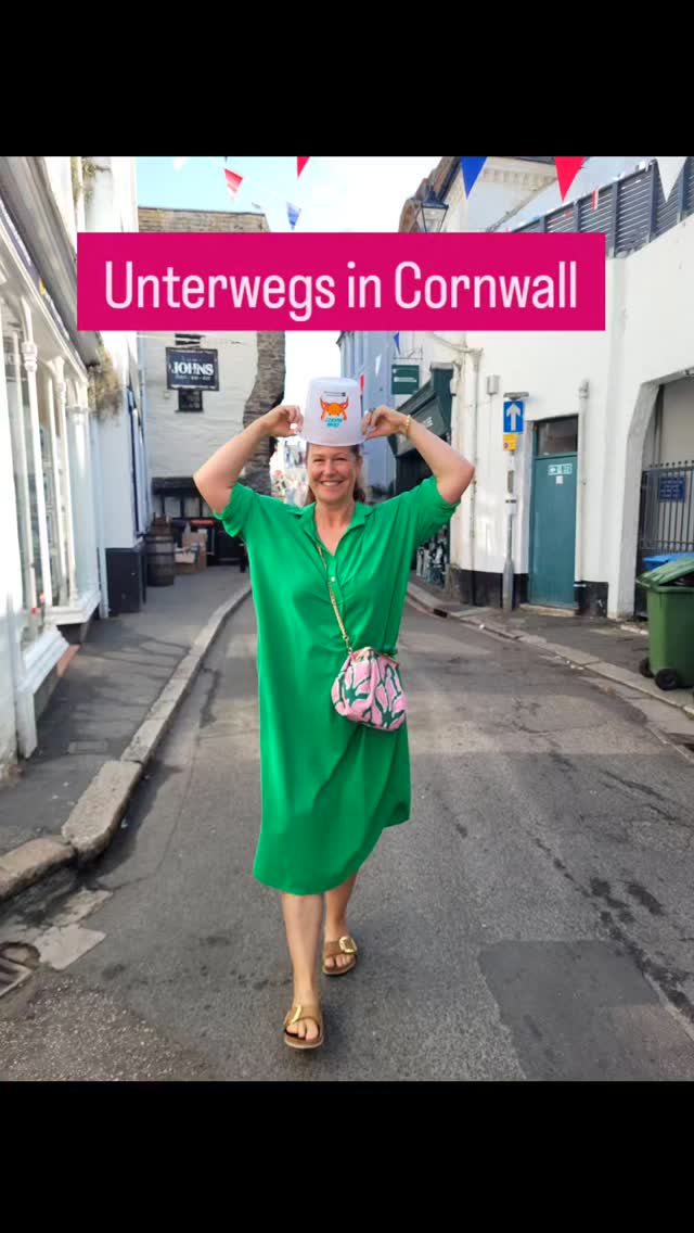 Cornwall, painting at the sea inspired by @emilyball_painting
#actionpainting #cornwallart #acrylicpainting #emilyballatseawhite