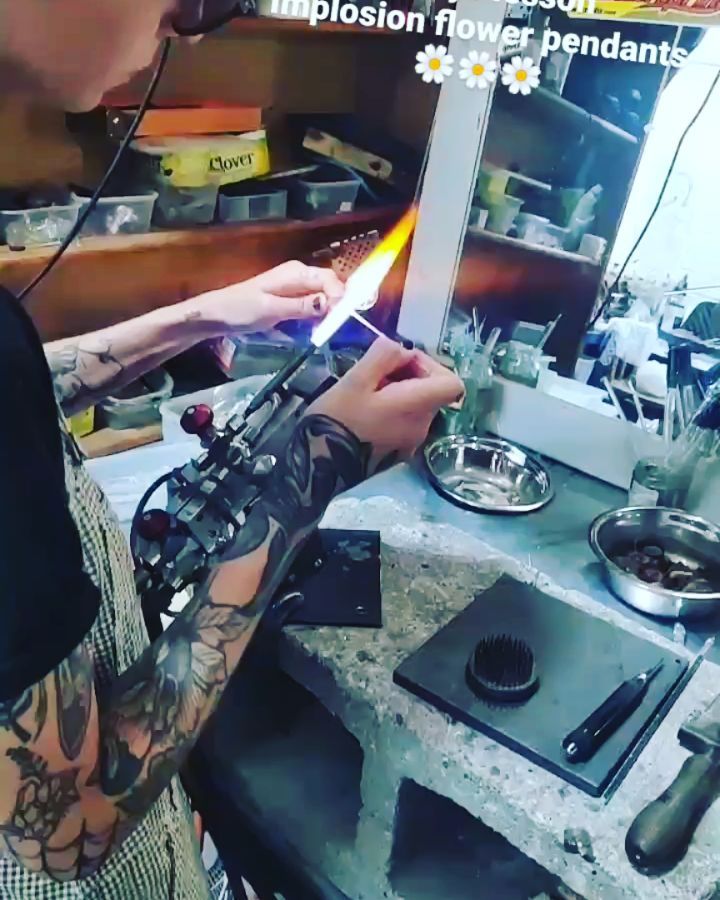 Today lesson, Flower implosion pendants, Fancy a go? ....Go to my site link in bio if u wanna book. Have a gud one & stay safe 💚🔥 #brightonglass #glassblowing #lampworking #glassofig #glass #glassart Brighton glass #bestofglass #newmakers #thingstodoinbrighton brightonglassblowing glassblowingintheuk