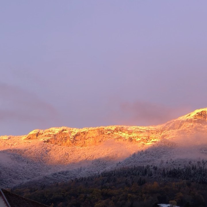 Coucher de soleil féerique ce soir sur le mont veyrier / mont baron . J en ai eu les larmes aux yeux grâce à cette beauté et des frissons , les conducteurs s arrêtaient les uns après les autres pour immortaliser l instant. #motherearth I LOVE YOU ❤️