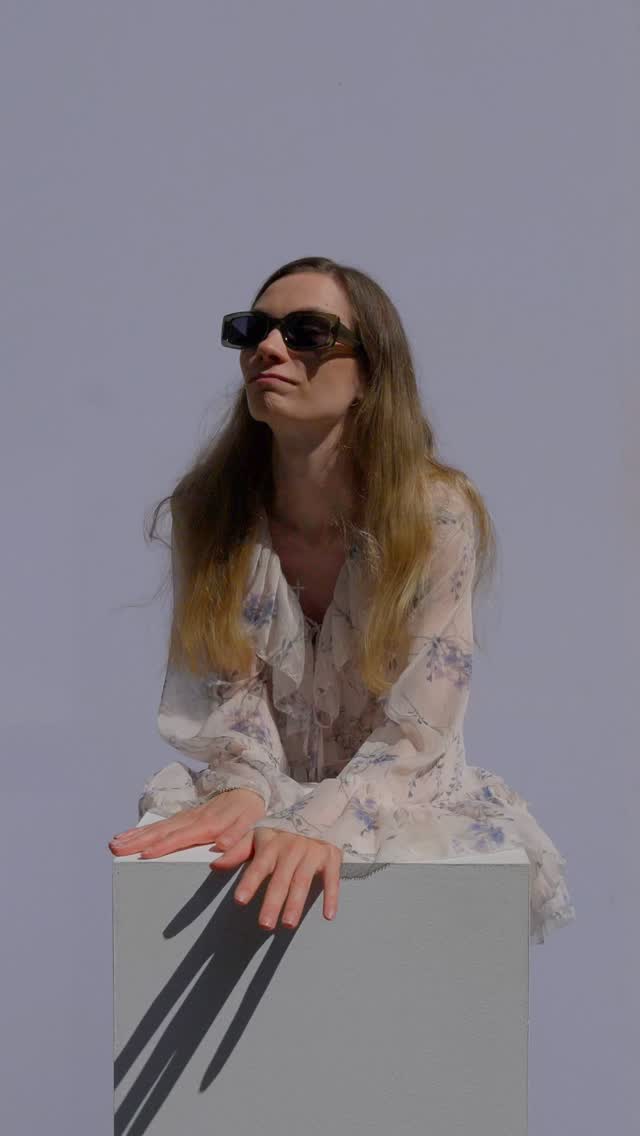 Sunflowers and lush greenery —
a little sunshine for your home and soul.