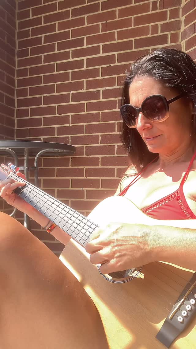 Playing sacred music in the heat of the sun on a Sunday. Accompanied by seagulls.
For more singing, come join us this evening at Beechwood Hall. Link in bio.
Aho
#singer #music #voice #love #singing #heart #musician #spirituality #cacao #healing