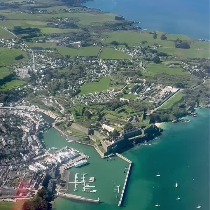 Coucou Le Palais ! Belle Ile en Mer #belleileenmer #aviation #pilotage #bretagne #diamondaircraft #diamondaircraftfamily #apprendreapiloter #aeroclub
